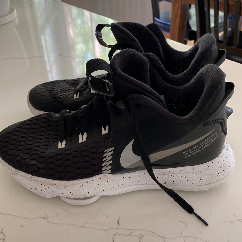 Mens basketball sneakers nike
